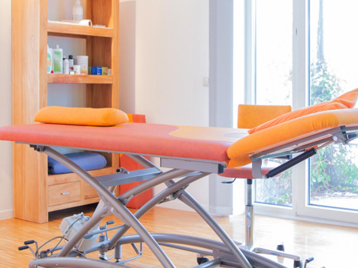 praxis-nord-behandlungsraum-liege-orange
