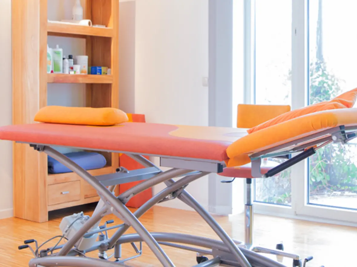 praxis-nord-behandlungsraum-liege-orange