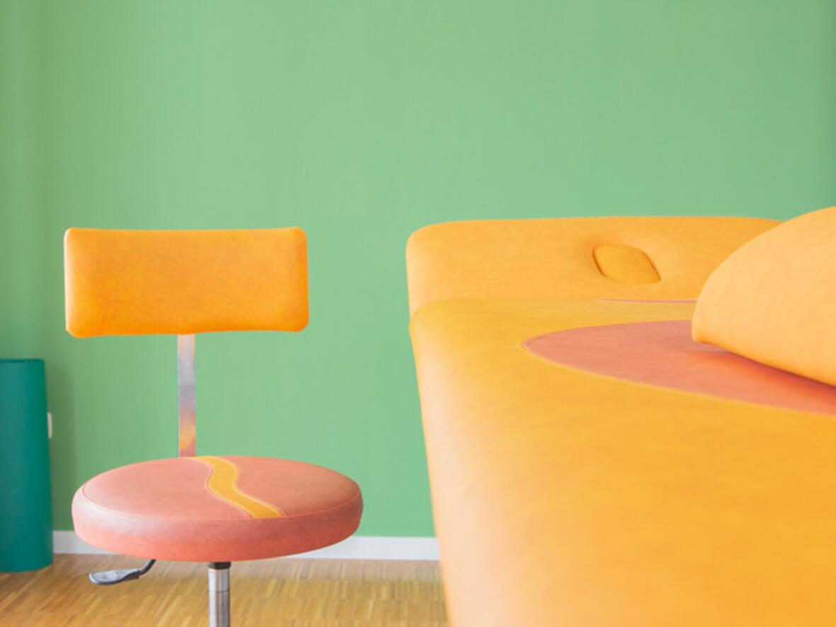 praxis-nord-behandlungsraum-gruen-orange02