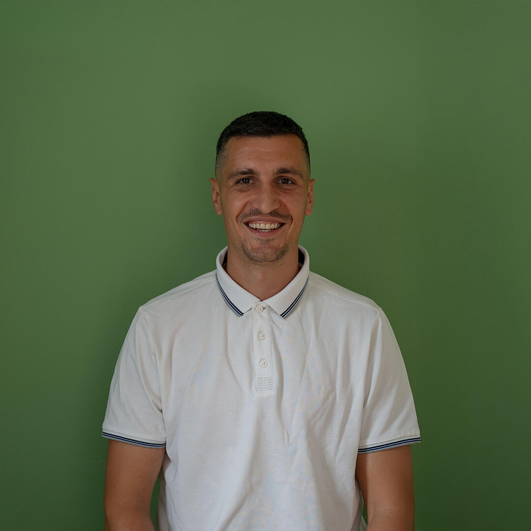 Foto von Moritz Bartoschek mit Logo von Physiotherapie Bartoschek