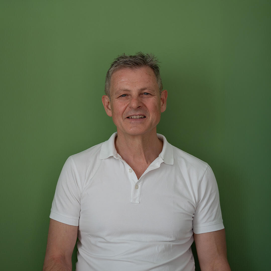 Foto von Gerhard Rosskopf mit Logo von Physiotherapie Bartoschek