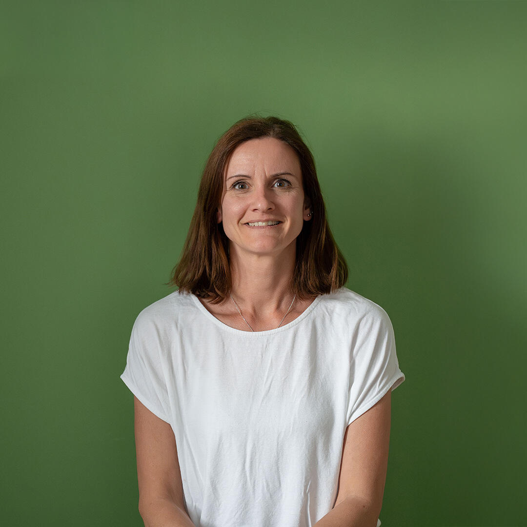 Foto von Mandy Weigel mit Logo von Physiotherapie Bartoschek