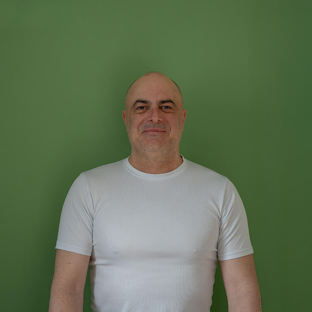 Foto von Dimitar Gospodinov mit Logo von Physiotherapie Bartoschek