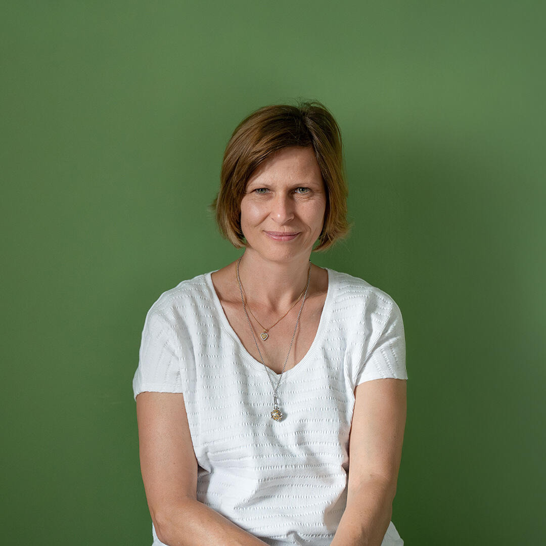 Foto von Patricia Schmidt mit Logo von Physiotherapie Bartoschek