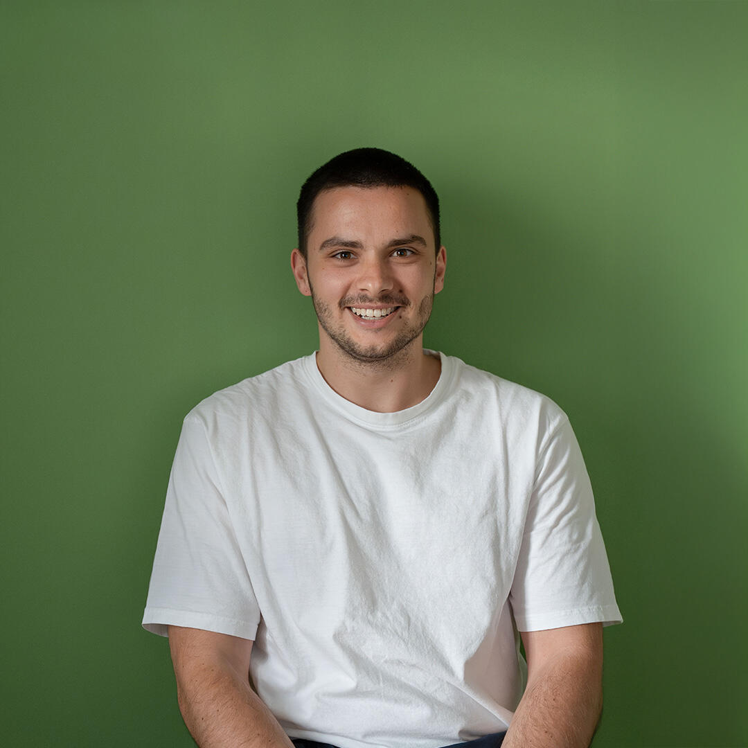 Foto von Leopold Herrmann mit Logo von Physiotherapie Bartoschek