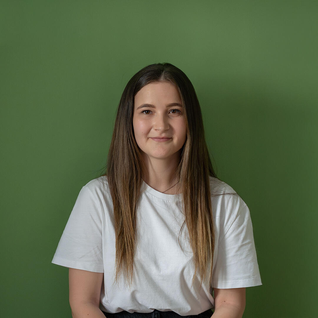 Foto von Celine Capkin mit Logo von Physiotherapie Bartoschek