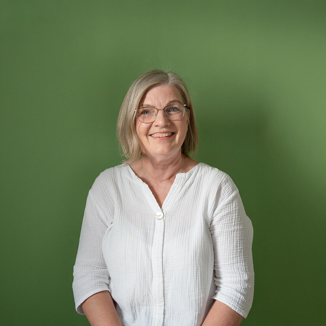 Foto von Gertraud Schiele mit Logo von Physiotherapie Bartoschek