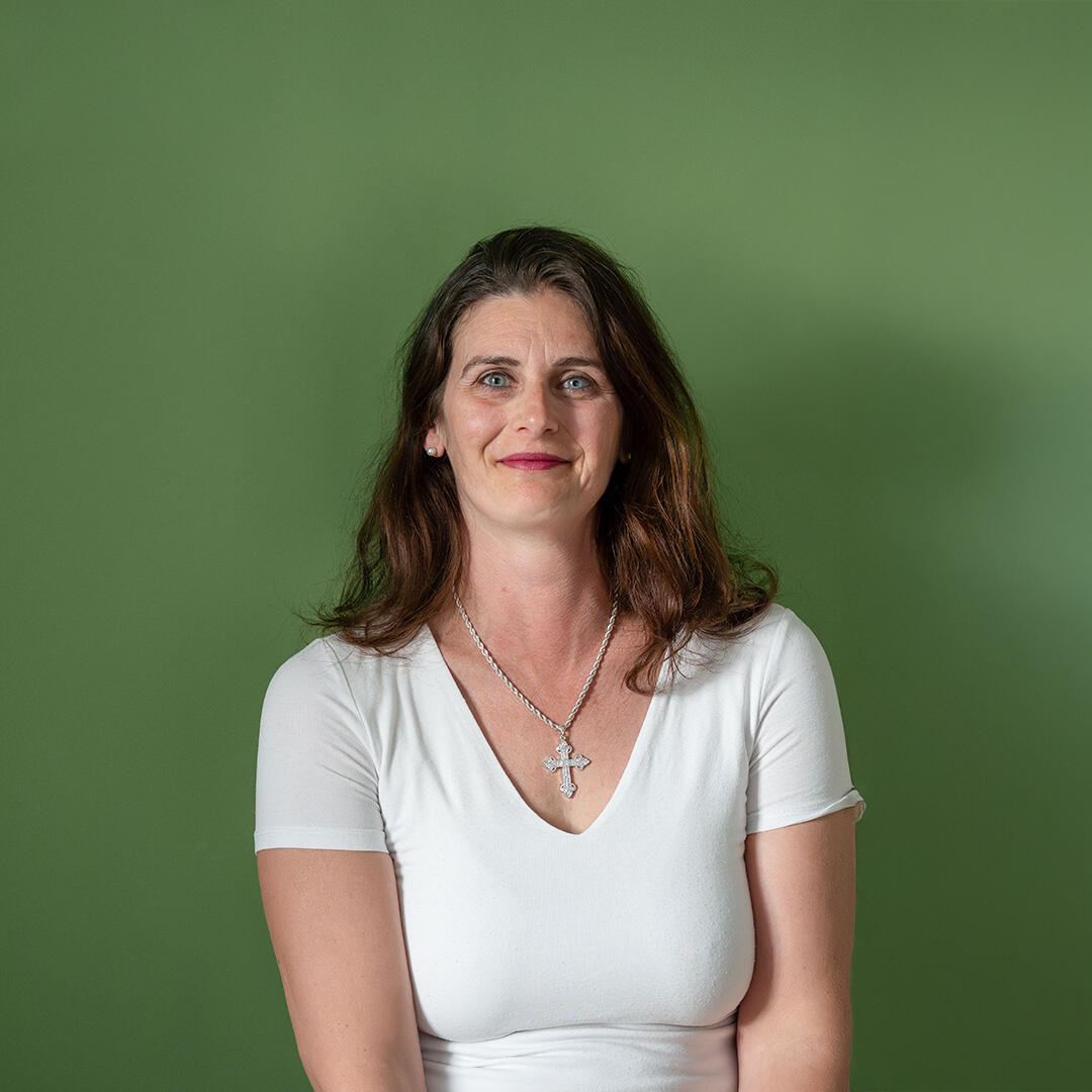 Foto von Irene Toldi mit Logo von Physiotherapie Bartoschek