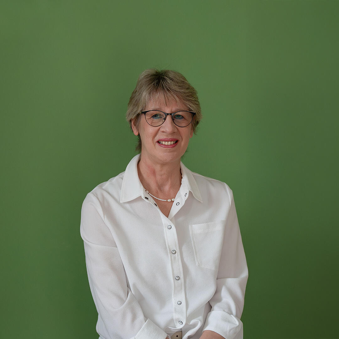 Foto von Marlene Steigemann mit Logo von Physiotherapie Bartoschek