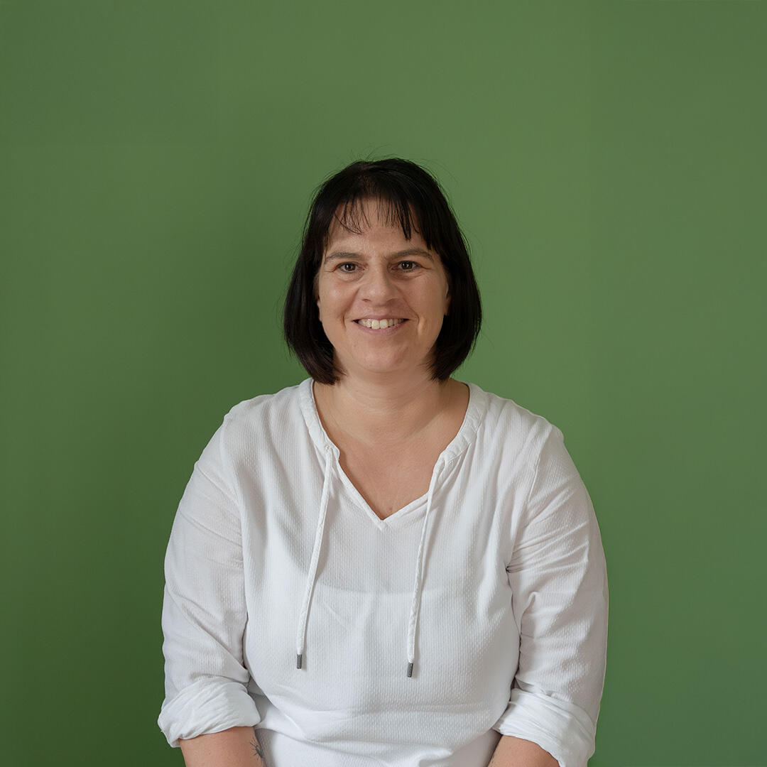 Foto von Nadine mit Logo von Physiotherapie Bartoschek