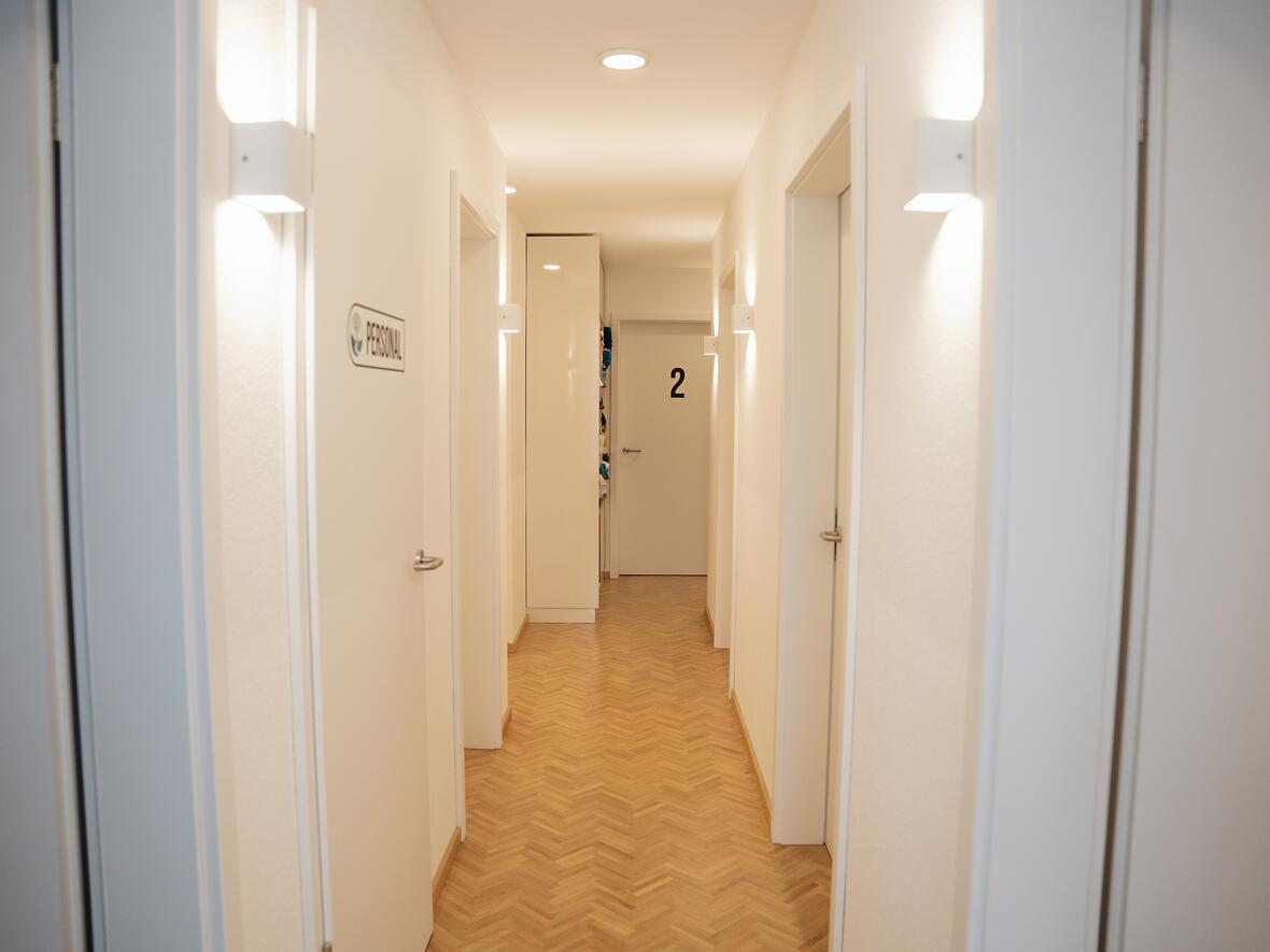 Heller Korridor mit Türen zu Räumen