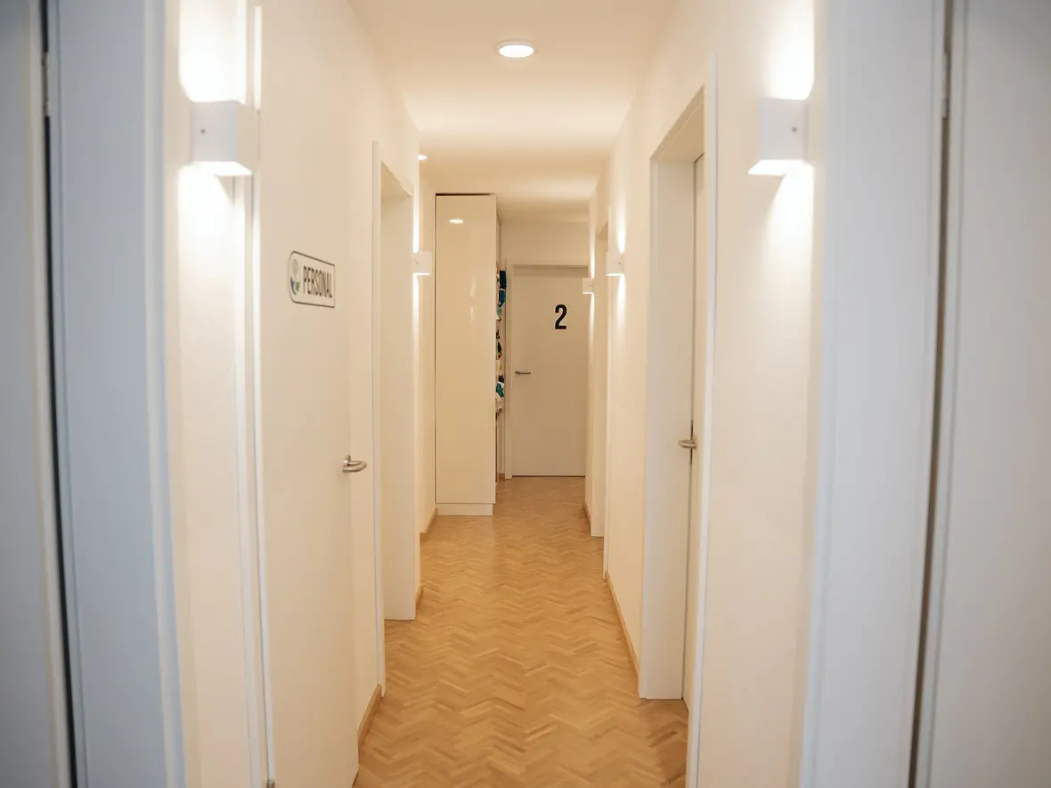 Heller Korridor mit Türen zu Räumen