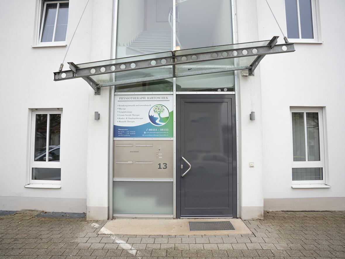 Eingangstür mit Firmenschilder der Physiotherapie Bartoschek Praxis Nord