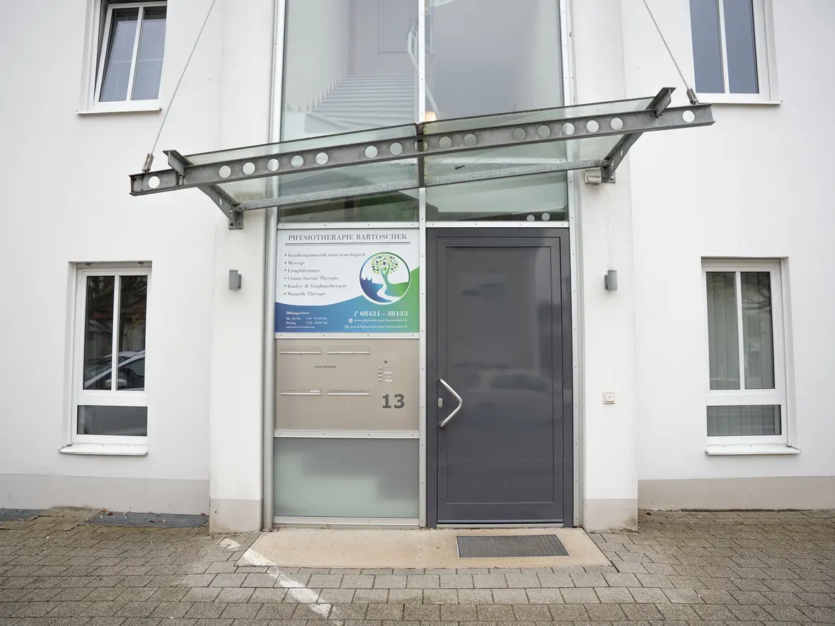 Eingangstür mit Firmenschilder der Physiotherapie Bartoschek Praxis Nord