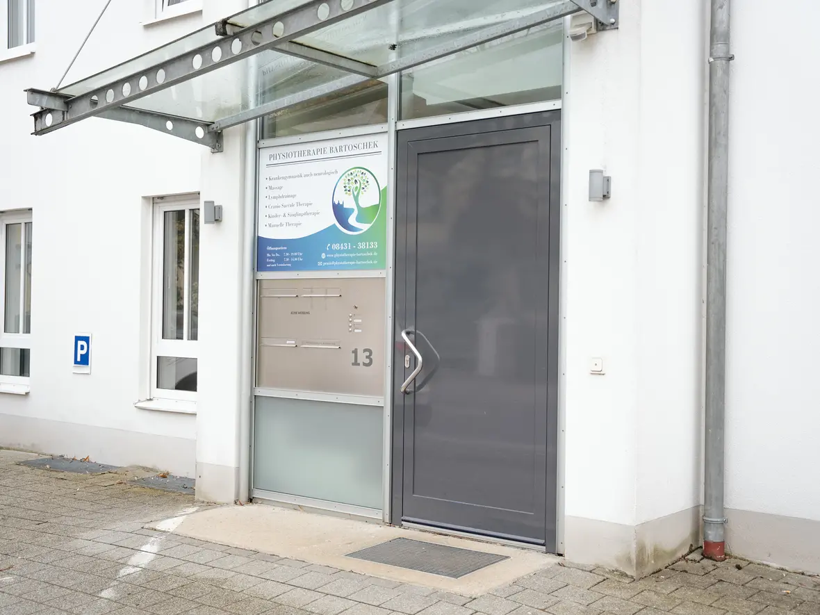 Physiotherapie Bartoschek Praxis Nord Eingangstür mit Firmenschild